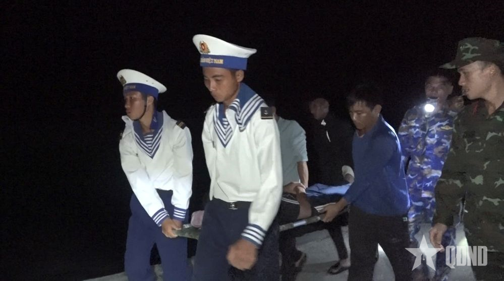 Bệnh xá đảo Song Tử Tây cấp cứu ngư dân tỉnh Bình Định bị giảm áp khi khai thác trên biển